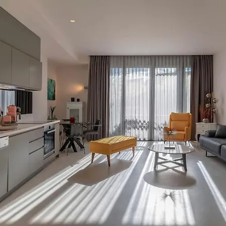 Stunning Duplex Flat With A Garden & Winter Patio *