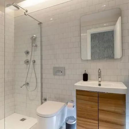 شقة Stunning Duplex Flat With A Garden & Winter Patio